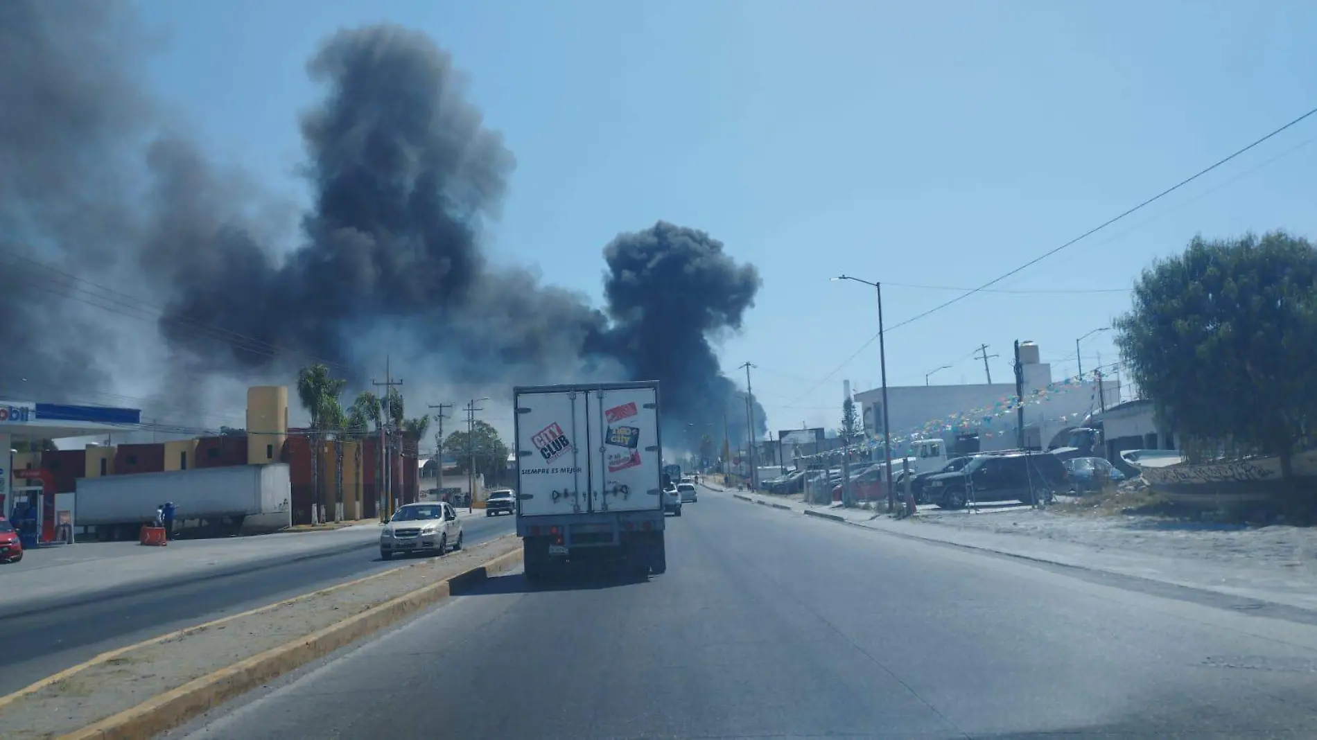 Nube de humo cubre la carretera Puebla - Amozoc